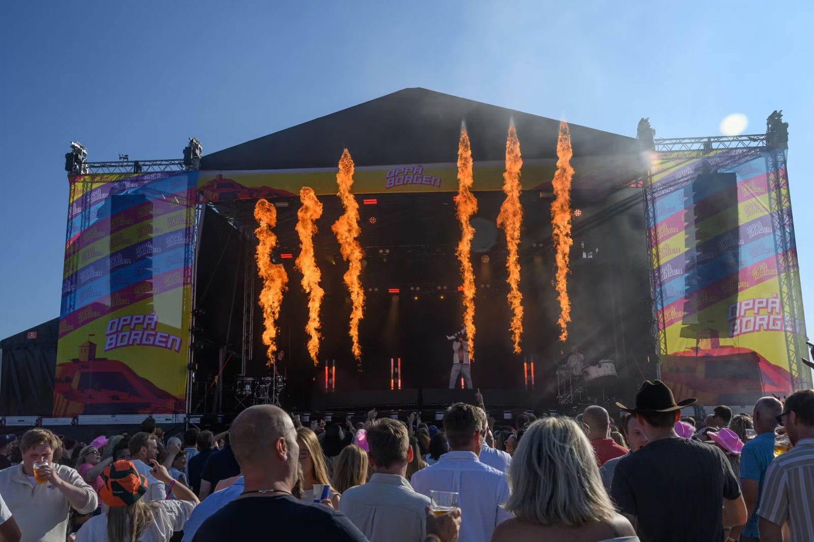 Hovedscenen på Fredriksten med flammesøyler i sollys