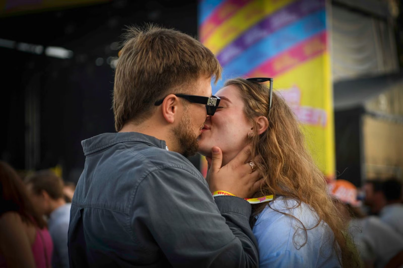 Et par kysser foran scenen på Oppå Borgen
