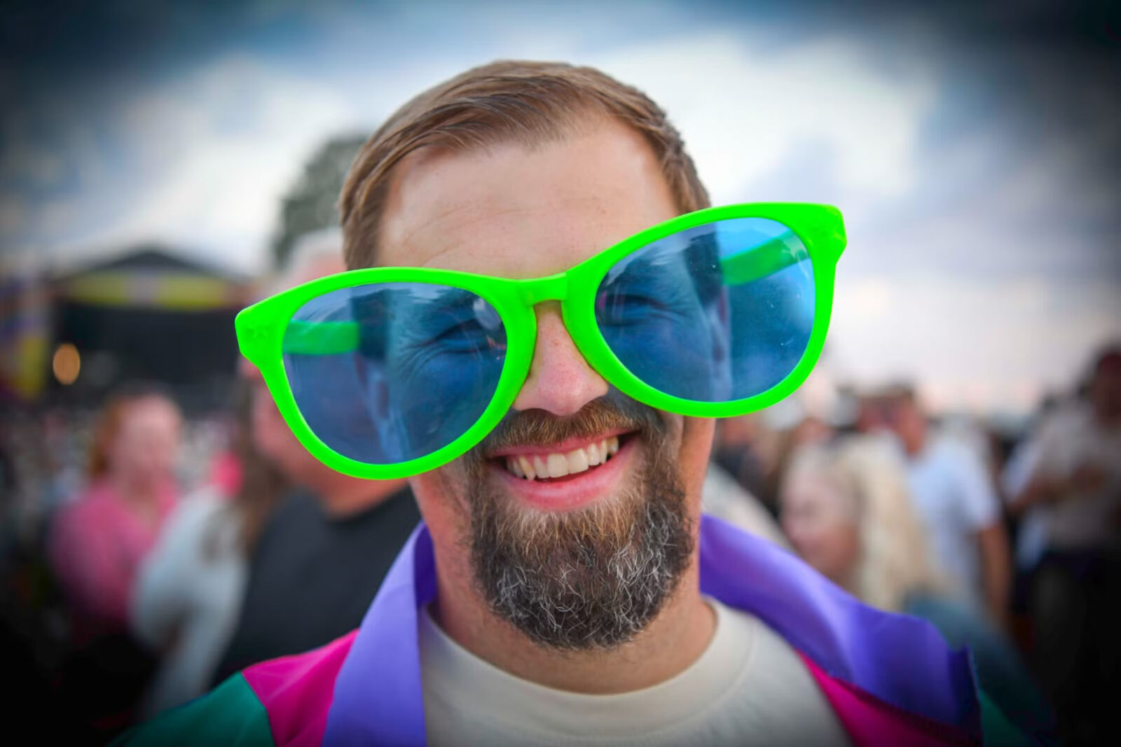 Festivalgjest med store grønne partybriller