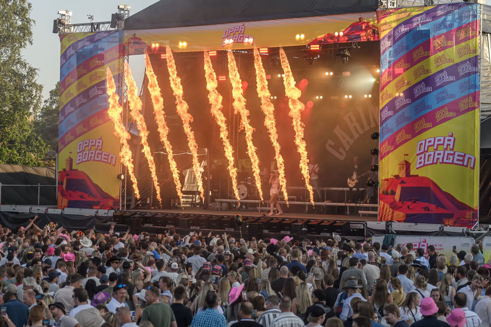 Hovedscenen på Oppå Borgen med flammer og fullt publikum